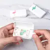 Mini pastillero portátil moda pequeño fresco Tres compartimentos pastillero pequeña caja de almacenamiento sellada para medicamentos Fabricantes de Yiwu venta al por mayor