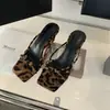 Chanclas de cuña con punta abierta para mujer, adecuadas para usar al aire libre, Sandalias de tacón alto con estampado de leopardo estilo francés para el verano 2026