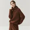 Nuevo Conjunto de Tres Piezas de Cachemira Estilo Perezoso para Mujer Top con Hombros Caídos Versión Amplia Pantalones Cropped Gorro de Punto 2025