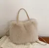 Bolsa de felpa portátil al por mayor para mujer 2024 nueva moda bolso de hombro esponjoso estilo occidental todo-partido bandolera bolsa de pelo