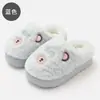 Nuevas pantuflas de algodón con diseño de oso de dibujos animados para mujer, adecuadas para otoño e invierno, antideslizantes, cálidas, lindas y sencillas, con un diseño de felpa, de punta cerrada para uso en interiores