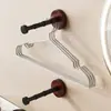 Solución de Almacenamiento con Tendedero de Balcón Estilo Vintage, Gancho Multifuncional, Colgador de Ropa Retráctil, Estante Montado en Pared