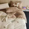 Juego de cuatro piezas de algodón peinado de fibra larga grado A 100S para otoño e invierno, con un diseño bordado estilo caricatura, hecho completamente de algodón puro, e incluye una funda nórdica engrosada y un juego de tres piezas