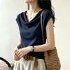 Elegante blusa de tricô azul com gola drapeada e mangas fluidas para mulheres, novo estilo de verão 2026, extremamente atraente e rejuvenescedora