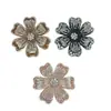 Nuevo accesorio de moda de estilo europeo y americano totalmente de diamantes con un temperamento único y elegante, versátil y lujoso, con un racimo de flores de diamantes rosas y adornos de flores de cinco pétalos