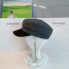 Gorra de pescador de punto simple de metal retro estilo coreano para mujer, otoño e invierno, estilo británico, versátil, sombrero ecuestre para estilizar el rostro