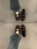 Pantuflas planas, marrones, elegantes y mullidas para mujer, colección otoño/invierno 2025, zapatos de algodón forrados de vellón, pantuflas estilo Birkenstock de punta redonda