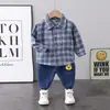 Nova Roupa Infantil 2023 Primavera e Outono Camisa Xadrez para Meninos Conjunto de Jeans Casual para Bebês e Crianças Pequenas Peça Dupla Tendência