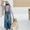 Macacão jeans infantil 2026 nova coleção de outono, macacão jeans casual rasgado com pernas largas, calça da moda para meninas mais velhas