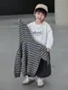 Conjunto de Três Peças com Capuz Listrado para Meninos Primavera e Outono Estilo Coreano Roupa Estilosa e Descolada Infantil Roupas da Moda para Bebê para Exportação