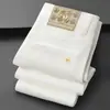 Calça jeans branca de alta qualidade em estilo de negócios italiano para homens, corte slim fit com stretch, primavera/verão 2026, macia e confortável