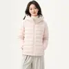 Novo 2026 jaqueta puffer canelada de plumas de pato branco 90 para mulheres, à prova de vento de inverno, leve e adequada como camada interna para casais ou peça externa para clima frio