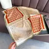Lenço de Seda Estampado Xadrez Colorido com Letras, Xale de Luxo, Lenço para Pescoço com Proteção Solar, Lenço de Cabeça, Lenço Feminino
