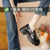 Zapatos de cuero de suela gruesa de tamaño pequeño para mujer, mocasines slip-on de estilo británico, altura oculta, hebilla de caballo popular en línea, negros, sencillos