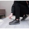 Nuevo estilo transfronterizo 2026, diseño minimalista, parte superior de cuero de alta calidad, botas de invierno con hebilla y cierre elástico, zapatos de algodón para hombre con forro grueso y afelpado