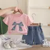 Nuevo conjunto de verano 2026 estilo coreano de manga corta para niñas, con camiseta de cuello redondo y diseño de lazo, perfecto para bebés niñas