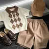 Conjunto de Verano Estilo Coreano para Niños 2026 Modelo Nuevo para Niños y Niñas, Camisa de Punto de Manga Corta con Cuello Polo y Estampado de Diamantes Retro y Pantalones de Traje