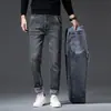 Jeans Masculino para Outono/Inverno 2026, Jeans Stretch Espesso com Forro de Fleece, Modelagem Slim Fit, Perna Reta, Calça Masculina Versátil e da Moda