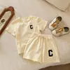 Conjunto de Verão Feminino Estilo Coreano, Camiseta de Manga Curta e Shorts Duas Peças, Cor Sólida com Estampa da Letra C, Algodão Respirável Casual Roupa Infantil