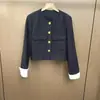 Elegante jaqueta curta estilo francês com acabamento em renda para mulheres, adequada para figuras petite, oferecendo um visual sofisticado e maduro.