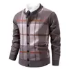 Nuevo Cárdigan de Punto a Cuadros con Cuello Alto para Hombre Otoño Invierno de un Solo Botón con Bolsillos Suéter Abrigo Casual de Felpa