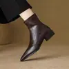 Botas Curtas Estilo Casual Diário 2025 Outono e Inverno Novas Bico Fino Salto Grosso Botas Finas Design de Nicho Sapatos da Moda