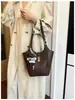 2026 nuevo bolso de mano de estilo retro de alta gama para mujer, versión coreana, bolso de hombro súper popular, bolso simple de axila, bolso tipo cubo versátil, moderno