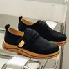 Sapatos masculinos de camurça outono 2026 novo modelo slip-on esportivos casuais sapatos masculinos com velcro bico largo tendências sapatos masculinos que aumentam a altura