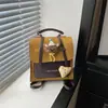 Nova coleção de outono: Mochila estilo universitário retrô 2026 para mulheres, com um design moderno de bolinhas, versátil para o dia a dia e passeios