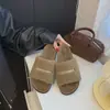 Pantuflas peludas para mujer para usar en exteriores, moda de verano, nuevas vintage versátiles de lana de cordero casual de una línea con letras peludas
