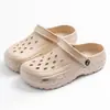 Nuevos Zapatos Perforados con Patrón de Lichi Suela Gruesa de EVA Sandalias de Punta Cerrada Zapatillas Retro Ligeras Transpirables para Hombres y Mujeres En Stock Venta al por Mayor