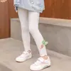 Leggings de verano para niña, elegantes y modernos, con un diseño único que presenta bordes con volantes y patrones florales tridimensionales, hechos de tela modal y de largo tres cuartos.