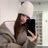 Gorro de Punto Cálido Estilo Coreano con Bordado de Letras para Mujer Sentido del Diseño Gorro de Lana Engrosado Transpirable Protección para los Oídos Cubre Cabeza Beanie