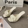 Sandálias de Salto Fino Estilo Francês 2026 Primavera/Verão Novas Versáteis de Calçar Moda com Design Floral 3D Acessórios para Calçados Femininos