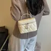 2026 Nuevo Bolso Cruzado Pequeño Cuadrado Brillante de Otoño para el Trabajo, Exquisito Cuero Encerado de Hombro Único, Bolso de Moda Diario Cruzado para Mujer