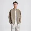 Además, la chaqueta de botones de cuello redondo estilo Old Money, una colección de otoño 2026 que presenta un suéter de punto retro, holgado y versátil para hombre