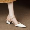Sandalias para Mujer Verano 2025 Nuevo Cuero Suave Tira con Hebilla de Una Línea Talón Aire Trasero Tacón Grueso Remache Puntera Puntiaguda Zapatos