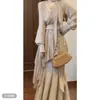 Carta de Solsticio de Verano: Conjunto de blusa de encaje estilo francés entallada a la cintura y falda de gamuza de cintura alta estilo sirena