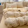 Set de cuatro piezas de algodón suave y simple tipo puff con dibujos, apto para la piel; set de tres piezas para estudiantes; funda de edredón individual apta para la piel; venta al por mayor de ropa de cama