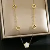 Colar de Aço Inoxidável Europeu e Americano Flor de Trevo de Cinco Folhas Titânio Aço Feminino Flor de Ameixa Moda Elegante Nicho Luxo Acessível Nova Corrente para Clavícula