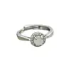 Este anillo de jade blanco sintético, un estilo popular en Xiaohongshu (Librito Rojo), presenta un diseño chino moderno, lujo discreto y una forma redonda versátil, lo que lo convierte en un accesorio de transmisión en vivo de moda.
