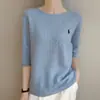 Ropa de punto para mujer con trenzado clásico para el otoño, cuello redondo, manga de tres cuartos, top ajustado que estiliza y rejuvenece.
