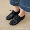 2026 Novos Mocassins Confortáveis de Cadarço com Bico Redondo Estilo Britânico para Mulheres Versáteis Retrô Estilo Old Money Pequenos Sapatos de Couro para o Dia a Dia Sapatos Individuais