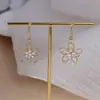 Brincos de Flores Vazadas Simples Personalizados Transfronteiriços Europeus e Americanos para Mulheres Estilo Coreano Nicho Brincos de Flor de Cinco Pétalas de Camada Dupla para Mulheres