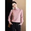 Nova coleção outono e inverno: um suéter feminino delicado e elegante com gola pequena pontuda, mangas bufantes e detalhes de botões, perfeito como peça base