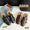 Zapatillas de punta con hebilla de estilo británico para mujer, zapatos de pelo, slip-on, mules planos para exteriores, cómodos, huecos tallados