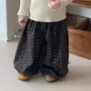 Conjunto de duas peças em tricô com capuz na cor marrom floresta e calça pantalona floral para meninos e meninas para passeios de primavera e outono