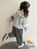 Conjunto de Primavera de Moda para Niñas con Cuello de Muñeca y Pantalones a Rayas Set 2026 Nueva Ropa Casual Infantil Conjunto de Dos Piezas Venta al por Mayor
