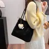 Bolso de Hombro Tipo Tote Grande de Gamuza Estilo Retro Japonés para Mujer Otoño Temprano 2025 Simple Casual Versátil para el Trabajo
