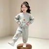 Conjunto de Moletom Dopamina e Calça para Meninas Coleção Primavera/Outono 2026 Estampa de Desenho Animado Blusa de Gola Redonda Conjunto de Calça Jogger